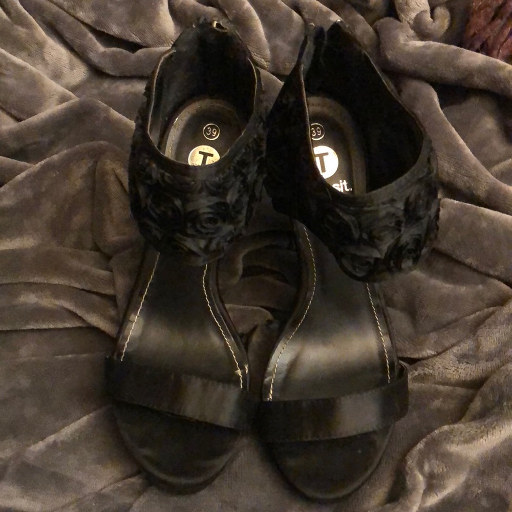 Transit dress high heeled shoes. Size 39 (8.5 ) black satin
